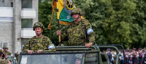 Боевая техника на параде в честь Дня победы на Певческом поле в Таллинне Боевая техника на параде в честь Дня победы на Певческом поле в Таллинне - Sputnik Latvija
