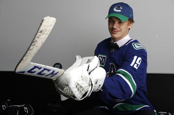 Латвийский вратарь выбран на драфте НХЛ Ванкувером - Sputnik Латвия