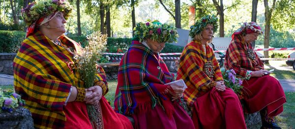 Жители Риги и гости столицы собрались на Кукушкиной горе для празднования Лиго - Sputnik Latvija