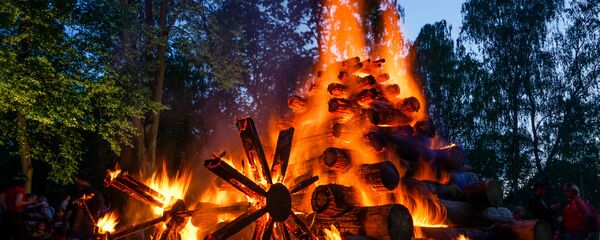 Жители Риги и гости столицы собрались на Кукушкиной горе для празднования Лиго Жители Риги и гости столицы собрались на Кукушкиной горе для празднования Лиго - Sputnik Латвия