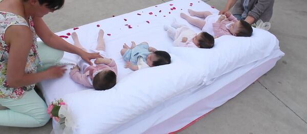 Как в Испании прошел фестиваль прыжков через младенцев  - Sputnik Латвия