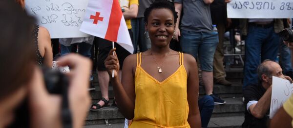 Gruzijas protestu lozungi un sejas Gruzijas protestu lozungi un sejas - Sputnik Latvija