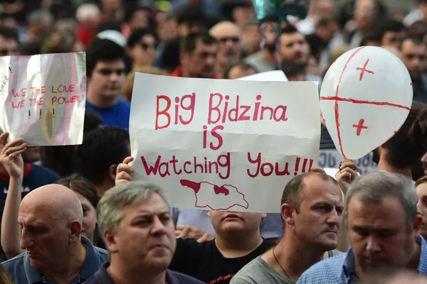 Gruzijas protestu lozungi un sejas Gruzijas protestu lozungi un sejas - Sputnik Latvija