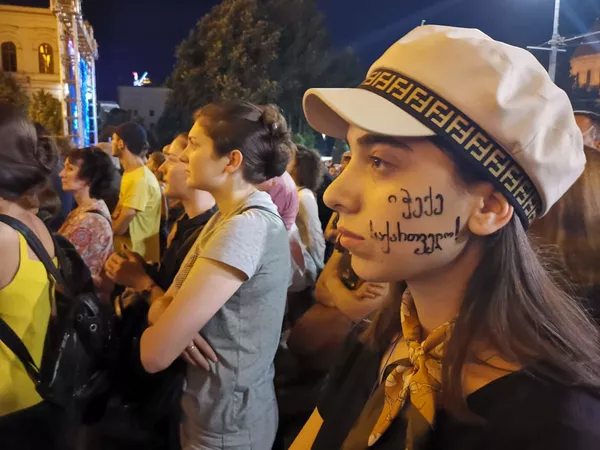 Gruzijas protestu lozungi un sejas Gruzijas protestu lozungi un sejas - Sputnik Latvija