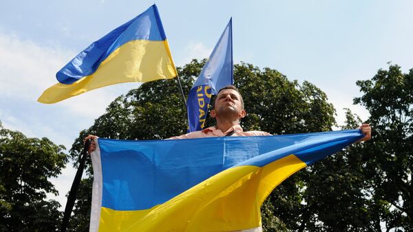 Мужчина с украинским флагом - Sputnik Латвия