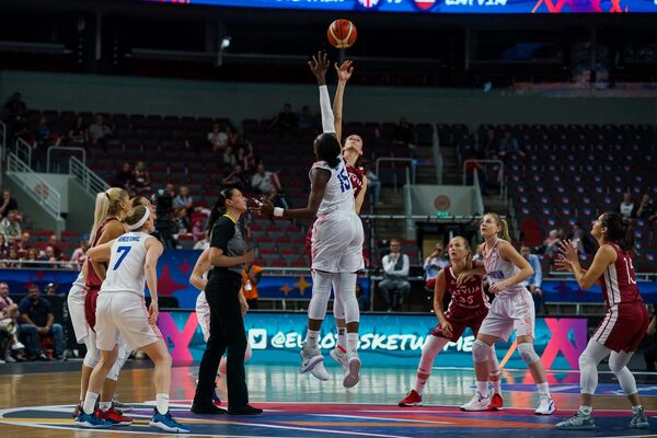 Латвия провалилась в первом матче домашнего Евробаскета - Sputnik Латвия