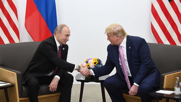Президент РФ Владимир Путин и президент США Дональд Трамп (справа) во время встречи на полях саммита G20 в Осаке - Sputnik Latvija