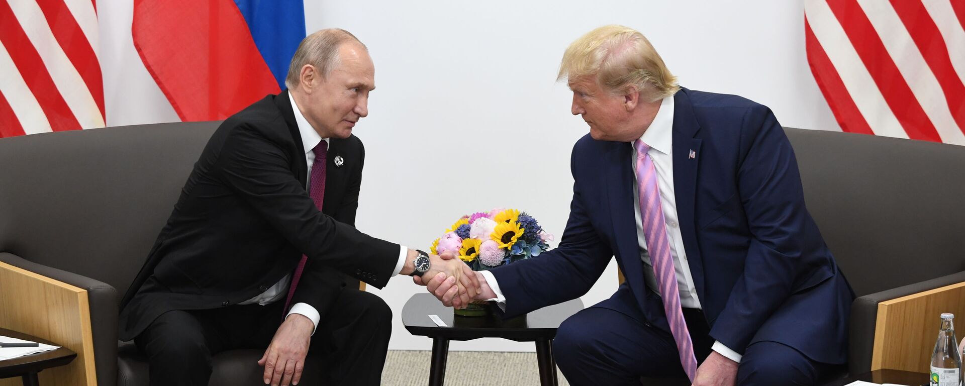 Президент РФ Владимир Путин и президент США Дональд Трамп (справа) во время встречи на полях саммита G20 в Осаке - Sputnik Латвия, 1920, 05.04.2025