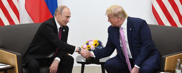 Президент РФ Владимир Путин и президент США Дональд Трамп (справа) во время встречи на полях саммита G20 в Осаке - Sputnik Латвия