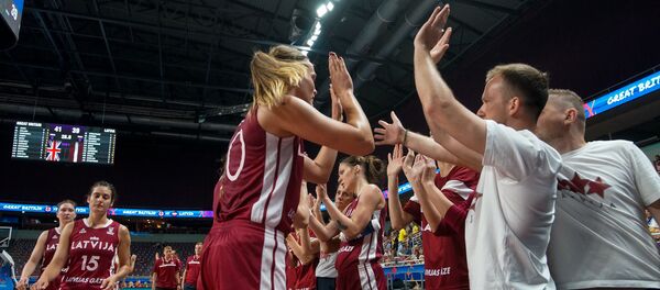 Усилиями Элины Дикеулаку и Паулы Страутмане сократить отставание практически до минимума – 39:41 - Sputnik Латвия