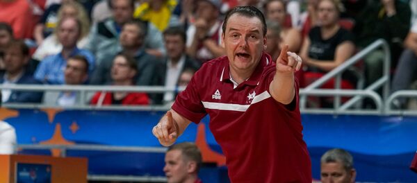 Первая игра Евробаскета между сборными Латвии и Великобритании. Главный тренер женской сборной Латвии по баскетболу Мартинс Зибартс - Sputnik Латвия