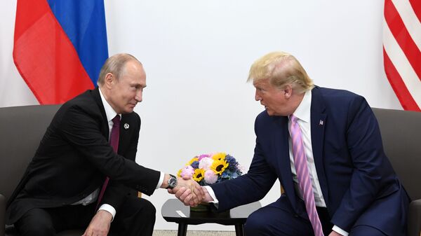 Президент РФ Владимир Путин и президент США Дональд Трамп во время встречи на полях саммита Группы двадцати в Осаке - Sputnik Latvija