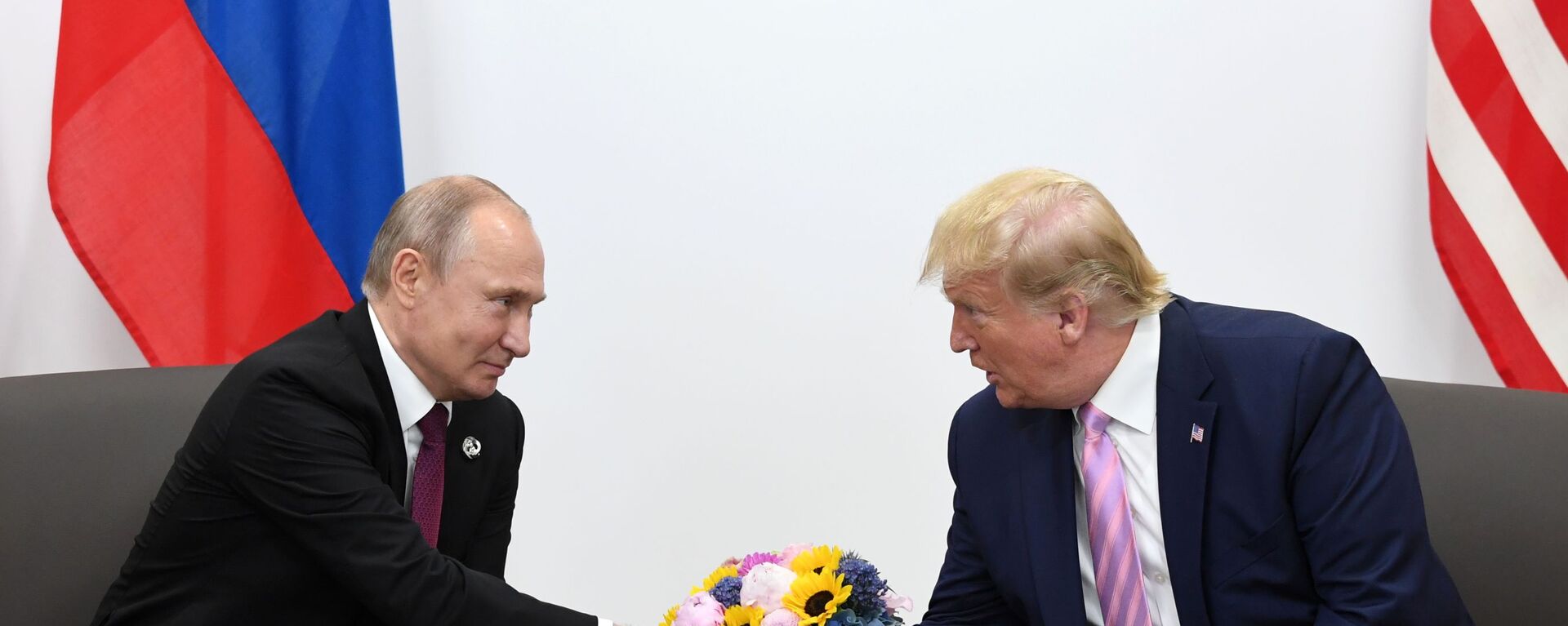 Президент РФ Владимир Путин и президент США Дональд Трамп во время встречи на полях саммита Группы двадцати в Осаке - Sputnik Латвия, 1920, 09.08.2025