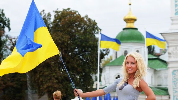 Девушка с флагом Украины - Sputnik Латвия