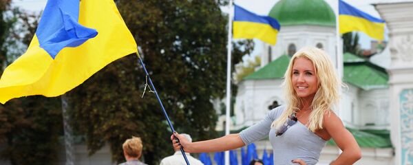 Девушка с украинским флагом, архивное фото - Sputnik Латвия