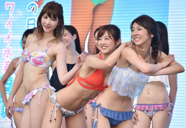 Модели позируют в бикини во время танцевального рекламного флешмоба в Токио, Япония - Sputnik Латвия