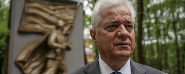 Посол Беларуси в Латвии Василий Маркович и дипломаты возложили цветы к воинской братской могиле на Покровском кладбище в Риге Посол Беларуси в Латвии Василий Маркович и дипломаты возложили цветы к воинской братской могиле на Покровском кладбище в Риге - Sputnik Латвия