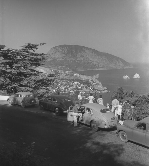 Семейный отдых на автомобилях по Крыму. 1955 год - Sputnik Латвия