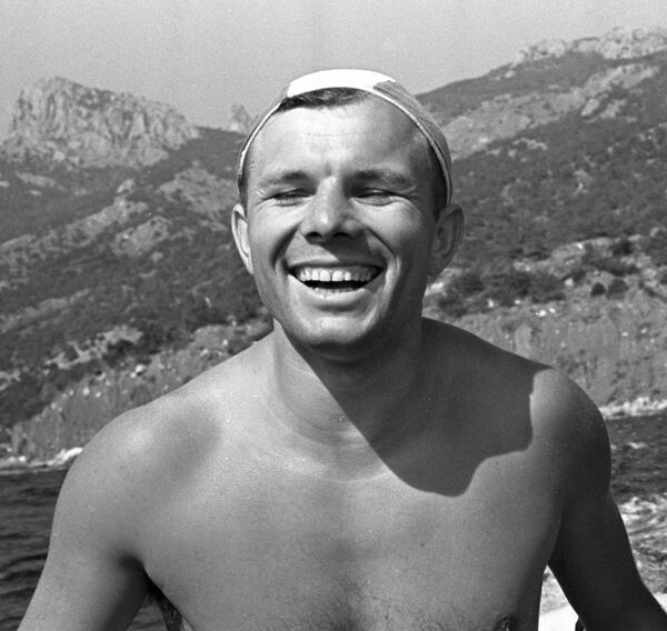 Юрий Гагарин во время послеполетного отдыха в Крыму. 1961 год - Sputnik Латвия