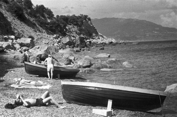 Солнечные ванны на берегу Черного моря. Крым, 1950 год - Sputnik Латвия
