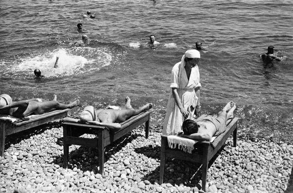 Солнечные ванны в санатории Крыма, 1954 год - Sputnik Латвия
