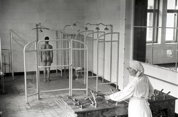 Водные процедуры в ялтинском санатории Курпаты, 1950 год - Sputnik Латвия