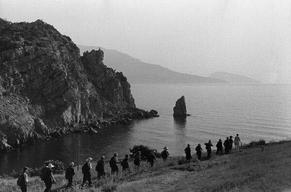 Туристы на берегу Черного моря в Крыму, 1955 год - Sputnik Латвия