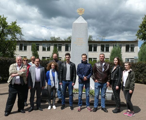 Чтобы никакой дикарь не полез в нашу страну: в Брянске почтили память партизан - Sputnik Латвия