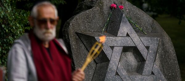 Шествие Шаги живых в день памяти жертв геноцида еврейского народа. Мемориал на старом еврейском кладбище в Риге Шествие Шаги живых в день памяти жертв геноцида еврейского народа. Мемориал на старом еврейском кладбище в Риге - Sputnik Латвия