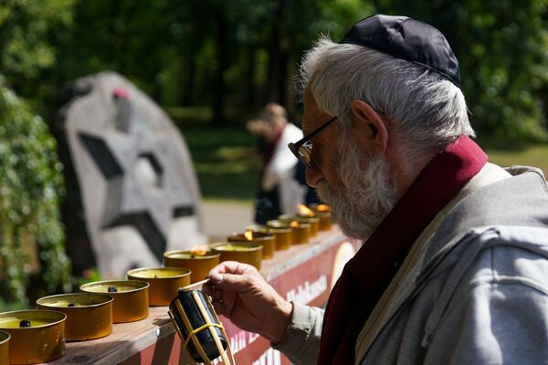 Шествие Шаги живых в день памяти жертв геноцида еврейского народа. Мемориал на старом еврейском кладбище в Риге - Sputnik Латвия