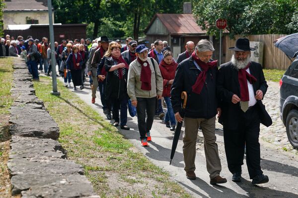 Шаги живых и память о Холокосте: страшное прошлое и лицемерие властей - Sputnik Латвия