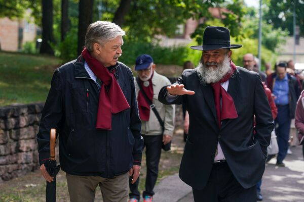 Шаги живых и память о Холокосте: страшное прошлое и лицемерие властей - Sputnik Латвия