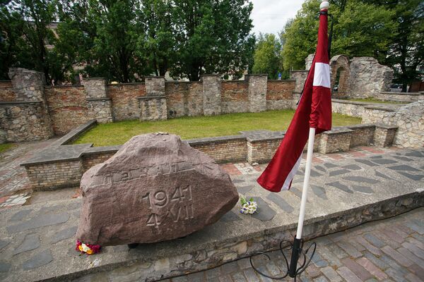 Мемориал на месте сожженной 4 июля 1941 года Большой хоральной синагоги в Риге - Sputnik Латвия