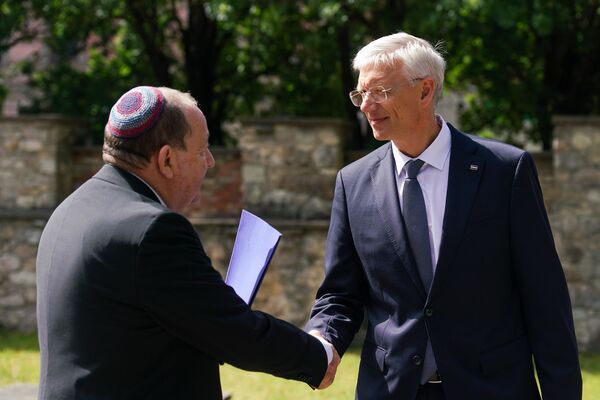 Премьер-министр Латвии Кришьянис Кариньш привествует представителя еврейской общины - Sputnik Латвия