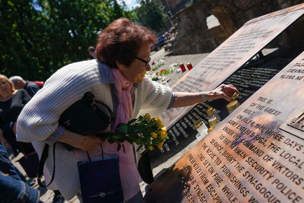 Шаги живых и память о Холокосте: страшное прошлое и лицемерие властей - Sputnik Латвия