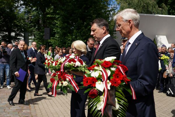 Инара Мурниеце, Раймонд Вейонис и Кришьянис Кариньш возложили цветы в память жертв геноцида еврейского народа - Sputnik Латвия
