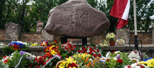 Траурное мероприятие у стен сгоревшей Рижской хоральной синагоги в День памяти жертв геноцида еврейского народа - Sputnik Latvija