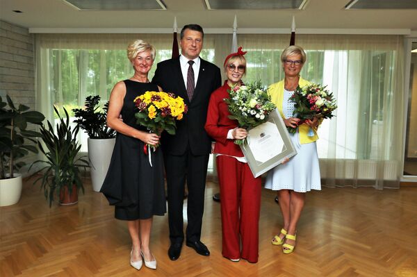 Президент Латвии вручил Лайме Вайкуле почетную грамоту за вклад в музыку - Sputnik Латвия