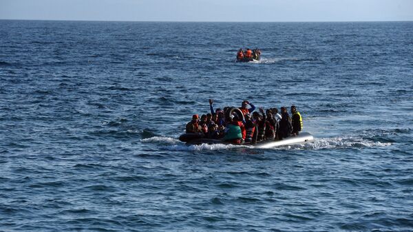 Bēgļi laivā. Foto no arhīva - Sputnik Latvija