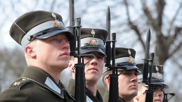 Военнослужащие роты почетного караула на площади Свободы в Риге - Sputnik Latvija