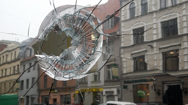 Разбитая витрина в Риге - Sputnik Латвия