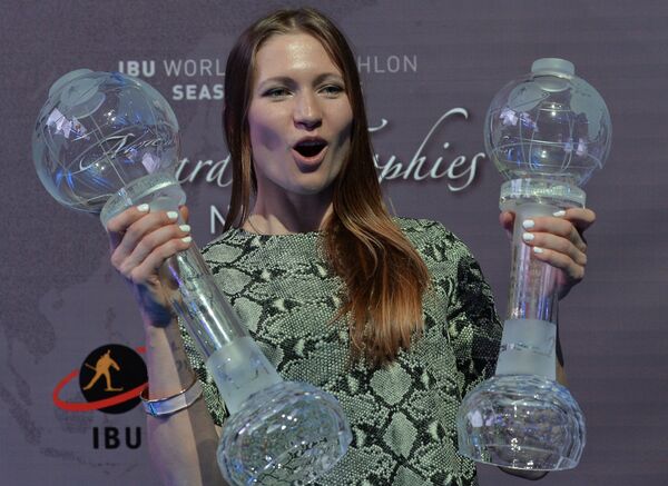 Дарья Домрачева, завоевашая большой Хрустальный глобус по итогам общего зачета и малый Хрустальный глобус в спринте Дарья Домрачева, завоевашая большой Хрустальный глобус по итогам общего зачета и малый Хрустальный глобус в спринте - Sputnik Латвия