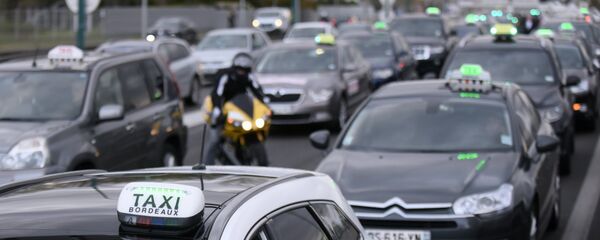 Таксисты во Франции во время протеста на улицах Тулузы - Sputnik Латвия
