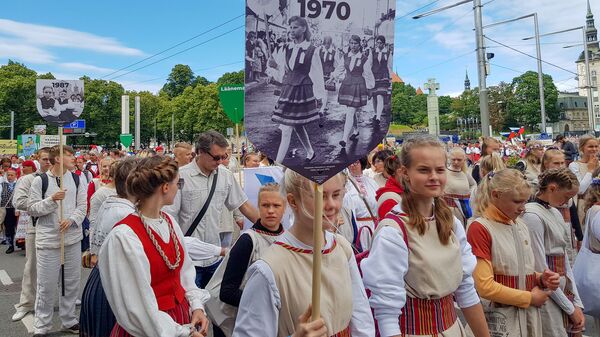 Участники шествия из Ляанемаа шли с историческими табличками - Sputnik Латвия