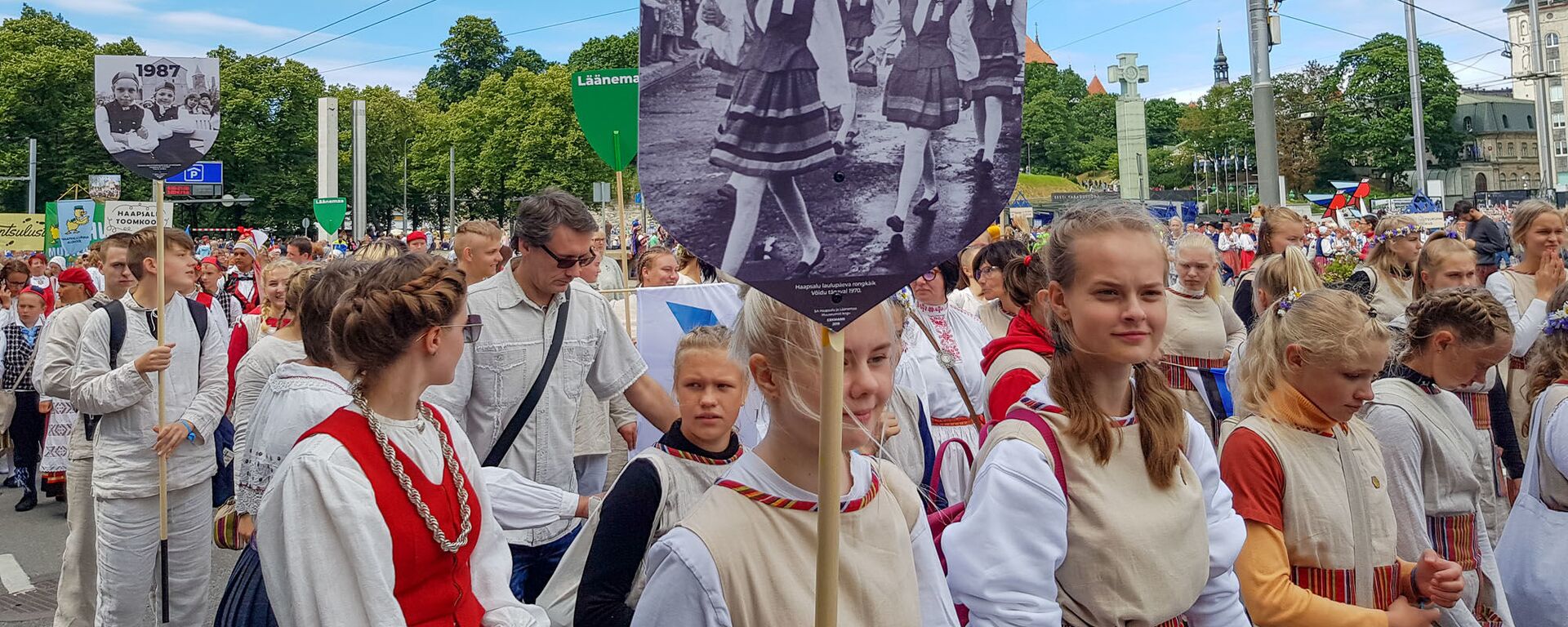 Участники шествия из Ляанемаа шли с историческими табличками - Sputnik Латвия, 1920, 12.04.2021