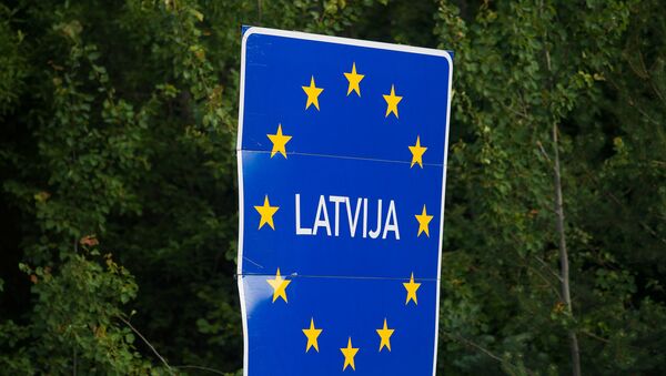Дорожный знак на въезде в Латвию - Sputnik Латвия