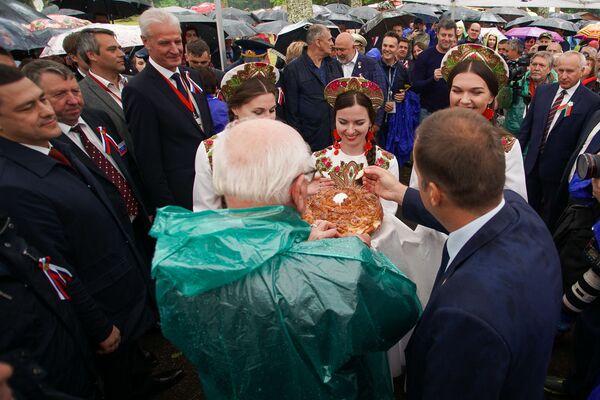 Шестьдесят лет на Кургане дружбы: летопись победителей и партизанские костры - Sputnik Латвия