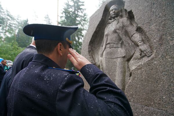 Шестьдесят лет на Кургане дружбы: летопись победителей и партизанские костры - Sputnik Латвия
