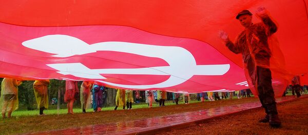 На российской стороне растянули огромное знамя Победы - Sputnik Латвия