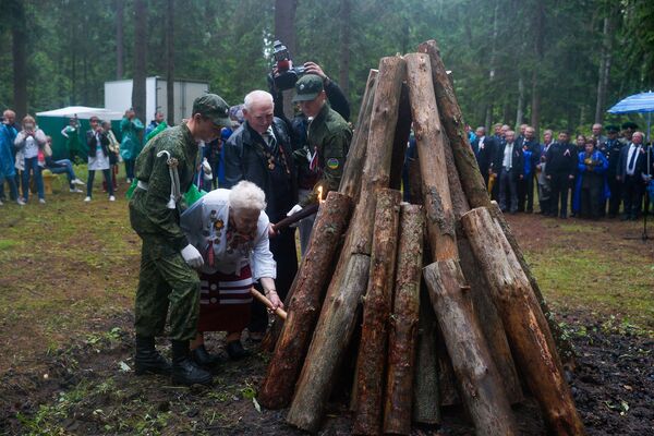 Шестьдесят лет на Кургане дружбы: летопись победителей и партизанские костры - Sputnik Латвия